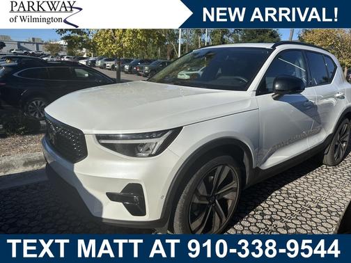2024 Volvo XC40 B5 Plus Dark Theme