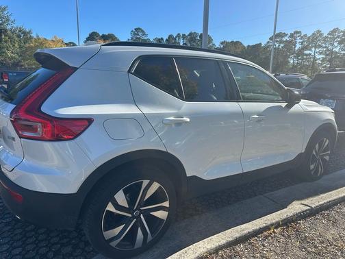 2024 Volvo XC40 B5 Plus Dark Theme