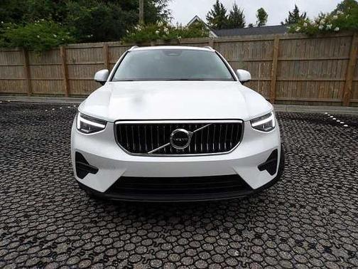 Crystal White 2025 Volvo XC40 Core
