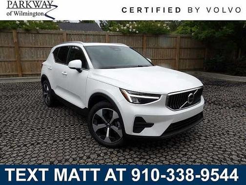 Crystal White 2025 Volvo XC40 Core