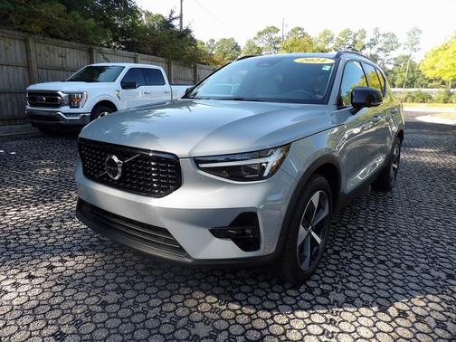 2024 Volvo XC40 B5 Plus Dark Theme