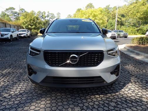 2024 Volvo XC40 B5 Plus Dark Theme
