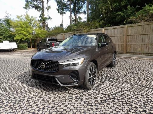 2023 Volvo XC60 B5 Plus Dark Theme