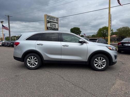 Silver 2017 Kia Sorento LX