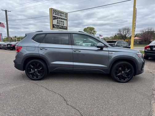 Platinum Gray Metallic 2022 Volkswagen Taos 1.5T SE