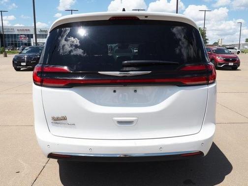 2023 Chrysler Pacifica Touring-L