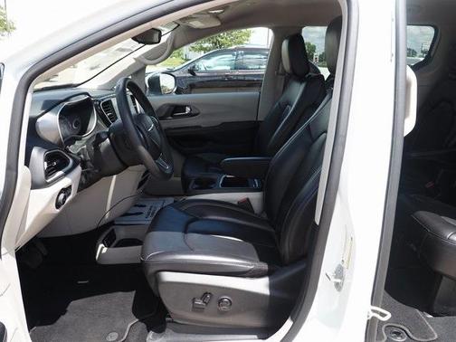 2023 Chrysler Pacifica Touring-L