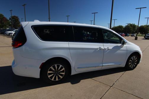 Bright White Clearcoat 2022 Chrysler Pacifica Hybrid Limited