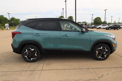 Blue / Black 2026 Kia Seltos S