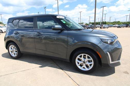 Gravity Gray 2024 Kia Soul LX