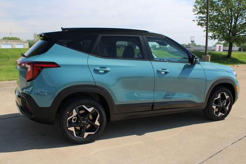 Blue / Black 2026 Kia Seltos S