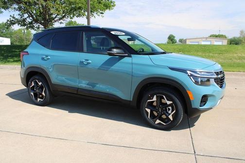 Blue / Black 2026 Kia Seltos S