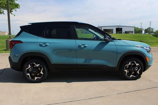 Blue / Black 2026 Kia Seltos S