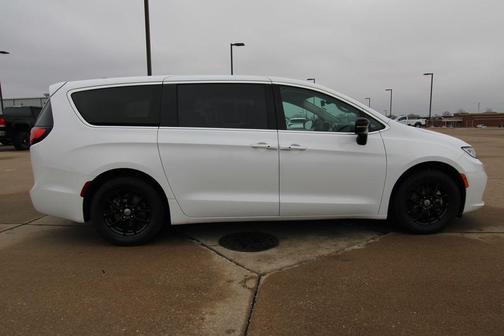 2024 Chrysler Pacifica Touring-L