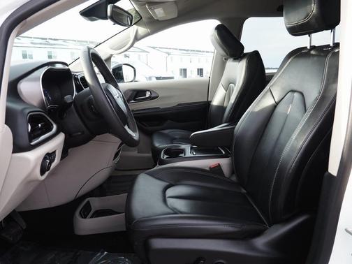 2024 Chrysler Pacifica Touring-L