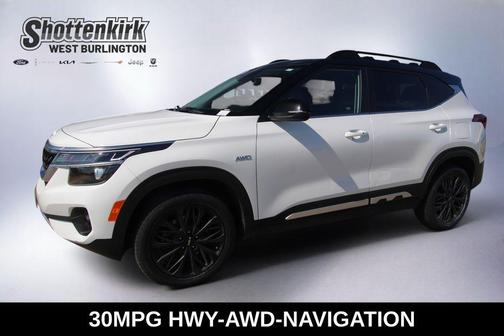 Clear White / Black Roof 2022 Kia Seltos Nightfall