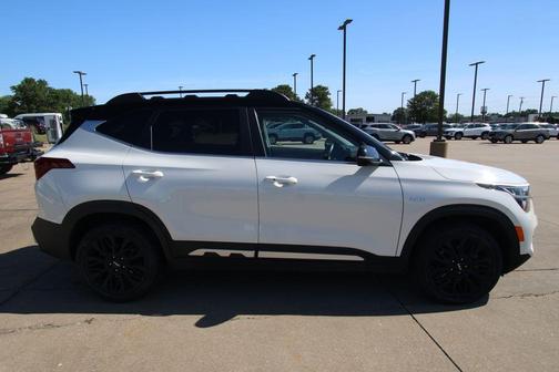 Clear White / Black Roof 2022 Kia Seltos Nightfall