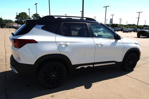Clear White / Black Roof 2022 Kia Seltos Nightfall
