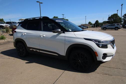 Clear White / Black Roof 2022 Kia Seltos Nightfall