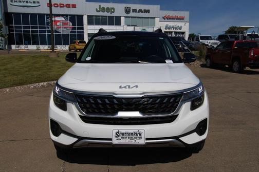 Clear White / Black Roof 2022 Kia Seltos Nightfall