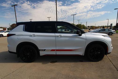 White Diamond / Black 2024 Mitsubishi Outlander SE