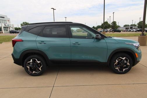 Blue / Black 2026 Kia Seltos S