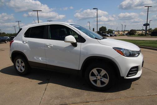 Summit White 2022 Chevrolet Trax LS