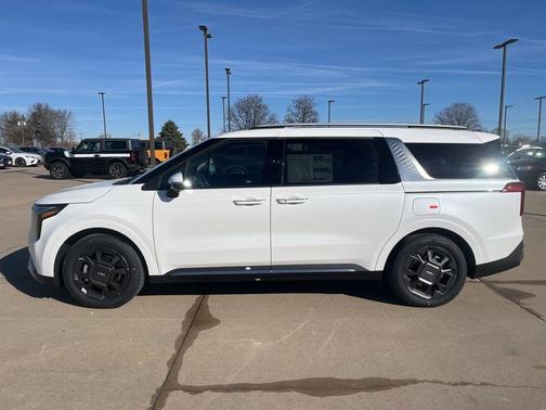 Snow White Pearl 2026 Kia Carnival SX