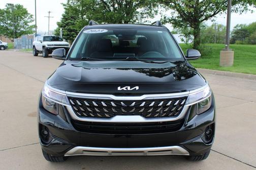 Cherry Black 2023 Kia Seltos Nightfall