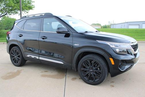Cherry Black 2023 Kia Seltos Nightfall