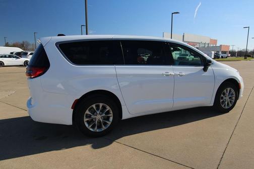 Bright White Clearcoat 2026 Chrysler Pacifica Select