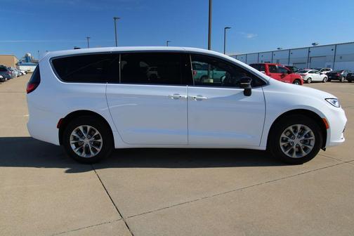 Bright White Clearcoat 2026 Chrysler Pacifica Select