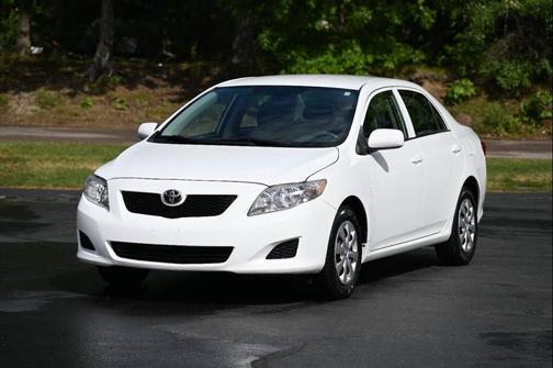 White 2009 Toyota Corolla LE