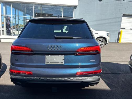 Waitomo Blue Metallic 2026 Audi Q7 45 Premium Plus