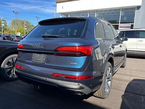 Waitomo Blue Metallic 2026 Audi Q7 45 Premium Plus
