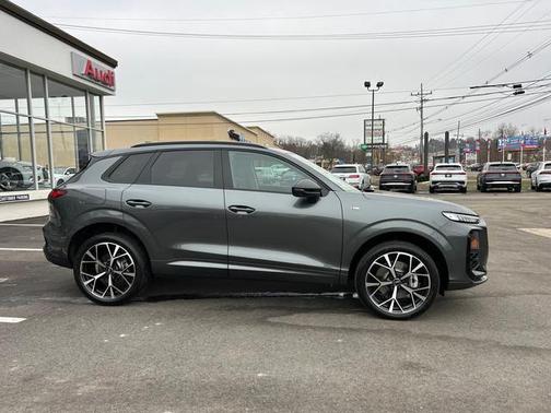 Daytona Gray Pearl Effect 2026 Audi Q3 S line