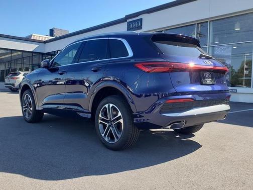 Navarra Blue Metallic 2026 Audi Q5 Premium Plus TFSI quattro S tronic