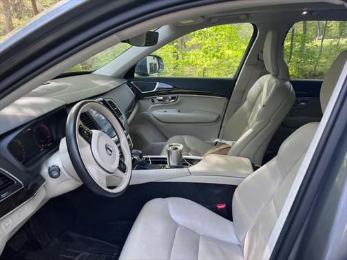 2019 Volvo XC90 T6 Momentum