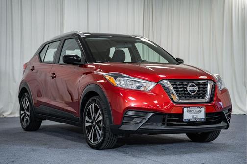 Cayenne Red/Super Black 2019 Nissan Kicks SV