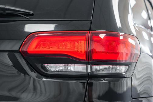 Diamond Black Crystal Pearlcoat 2020 Jeep Grand Cherokee Altitude