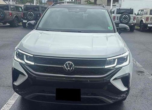 Pure White w/Deep Black Roof 2024 Volkswagen Taos 1.5T SE Black