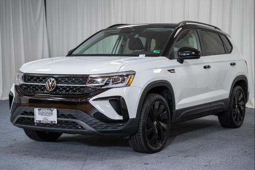 Pure White w/Deep Black Roof 2024 Volkswagen Taos 1.5T SE Black