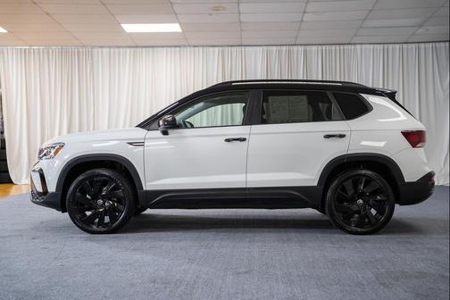 Pure White w/Deep Black Roof 2024 Volkswagen Taos 1.5T SE Black