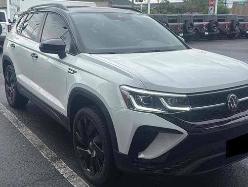 Pure White w/Deep Black Roof 2024 Volkswagen Taos 1.5T SE Black