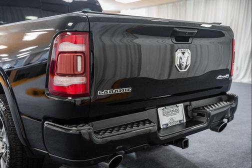 Diamond Black Crystal Pearlcoat 2020 RAM 1500 Laramie