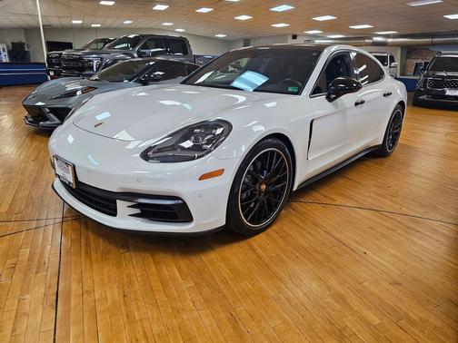 Carrara White Metallic 2018 Porsche Panamera 4