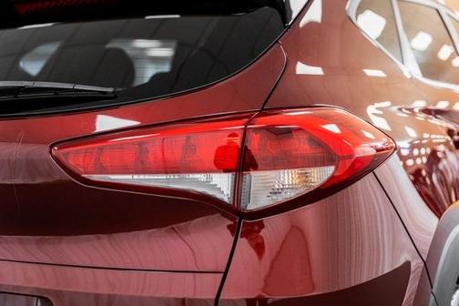 Photo 5 of 22 of 2017 Hyundai Tucson SE