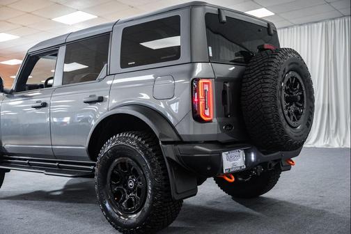 CARBONIZED GRAY METALLIC 2024 Ford Bronco Badlands