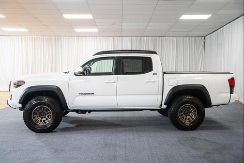 White 2022 Toyota Tacoma SR5