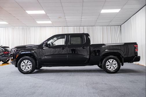Super Black 2024 Nissan Frontier SV